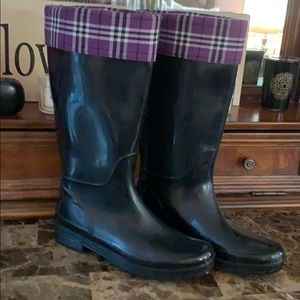 SUPER cute rain boots Trendy :) *SOLD*